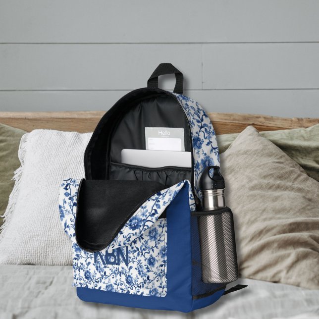Sac À Dos Imprimé Aquarelle bleu Toile Floral Monogramme Nom initial (Blue White Floral Watercolor Toile Pattern on blue backpack. Monogram with Initials or short name)