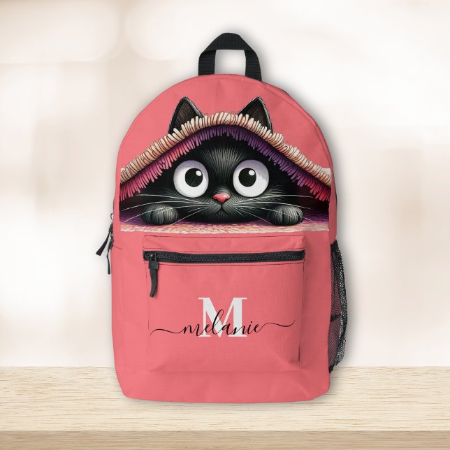 Sac À Dos Imprimé Jovely Cute Kitten Custom Monogramme Nom du script (Lovely Cute Kitten Custom Monogram Script Name Printed Backpack on a wooden table.)