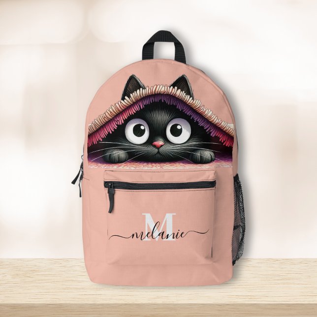 Sac À Dos Imprimé Jovely Cute Kitten Custom Monogramme Nom du script (Lovely Cute Kitten Custom Monogram Script Name Printed Backpack on a wooden table.)