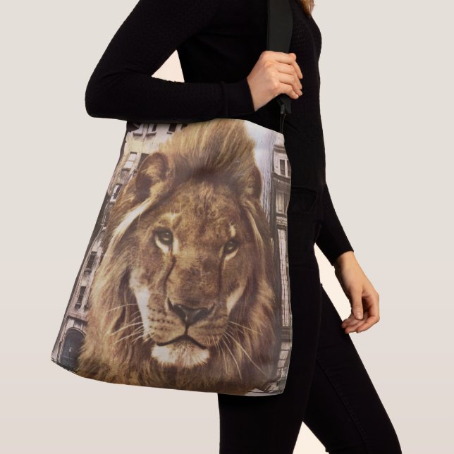 Sac Ajustable lion en ville (De près)