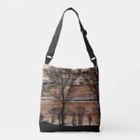 Silhouette De L'Arbre Des Bois Sur La Barque