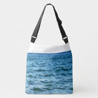 Vagues Bleues Profondes Sous un Ciel Côtier Lumine