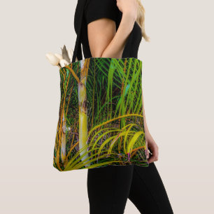 Sac cabas perdu dans les palmiers Areca