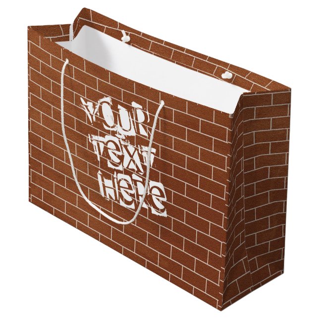 Sac cadeau en papier avec mur de briques et texte  (Devant Angle)