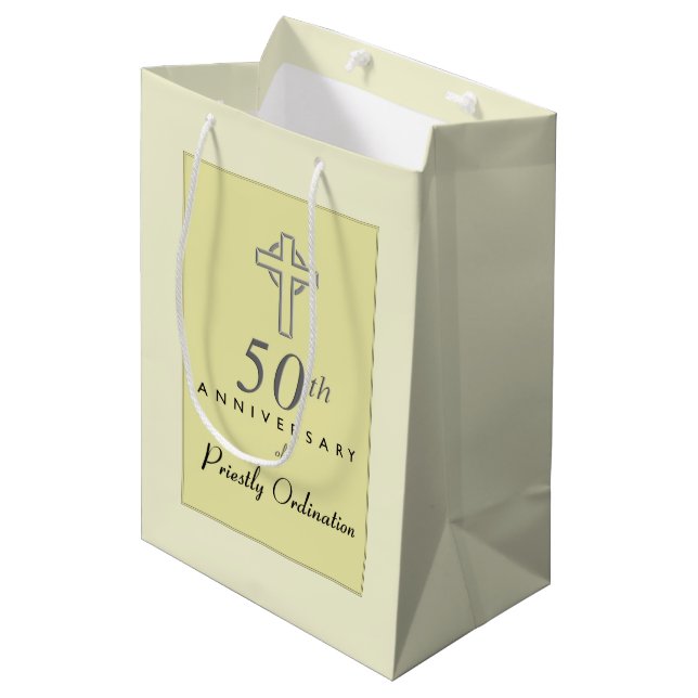 Sac Cadeau Moyen 50e anniversaire du prêtre avec croix bossée (Devant Angle)