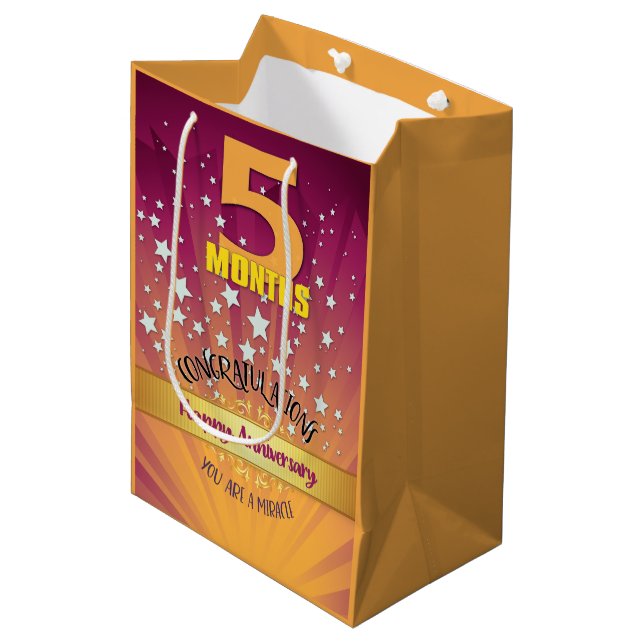 Sac Cadeau Moyen 5 Mois Anniversaire de la récupération Numéros gra (Devant Angle)