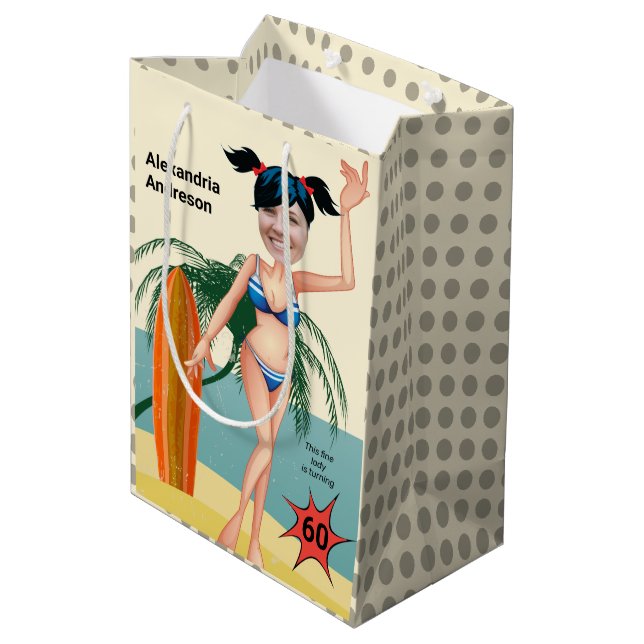 Sac Cadeau Moyen 60e anniversaire Femmes Nouveau Funny Beach Bikini (Dos Angle)