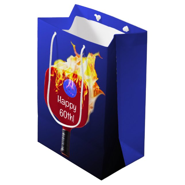 Sac Cadeau Moyen 60e anniversaire Pickleball Paddle en feu (Devant Angle)