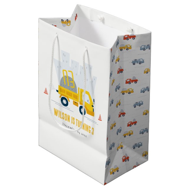 Sac Cadeau Moyen Anniversaire de enfant du véhicule de construction (Devant Angle)