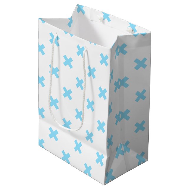 Sac Cadeau Moyen Bébé bleu croix coutures sur blanc (Devant Angle)