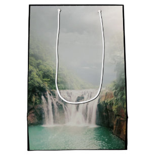 Sac Cadeau Moyen Belle cascade dans une forêt verdoyante