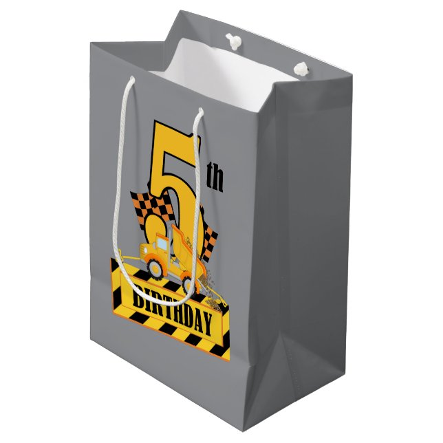 Sac Cadeau Moyen Belle construction garçon Anniversaire 5e (Devant Angle)
