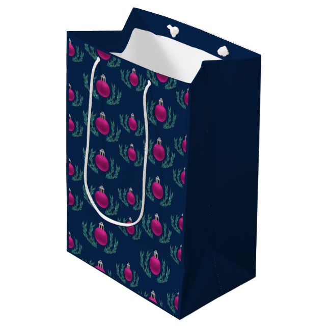Sac Cadeau Moyen Boules de Noël rouges et Branches vertes (Devant Angle)