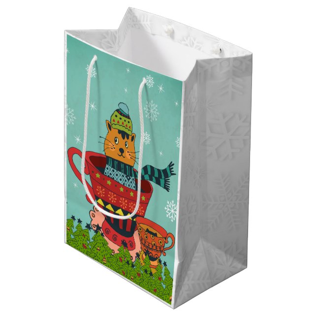 Sac Cadeau Moyen Chat Whimsical assis dans un thé Noël (Devant Angle)
