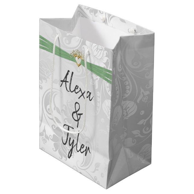 Sac Cadeau Moyen Coeur avec ruban vert Sage sur Damask (Devant Angle)