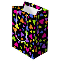 Coeurs multicolores sur le noir
