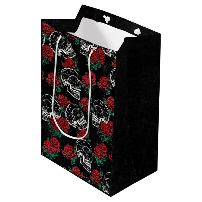 Sac Cadeau Moyen Crânes et roses rouges | Grunge gothique moderne (Devant Angle)