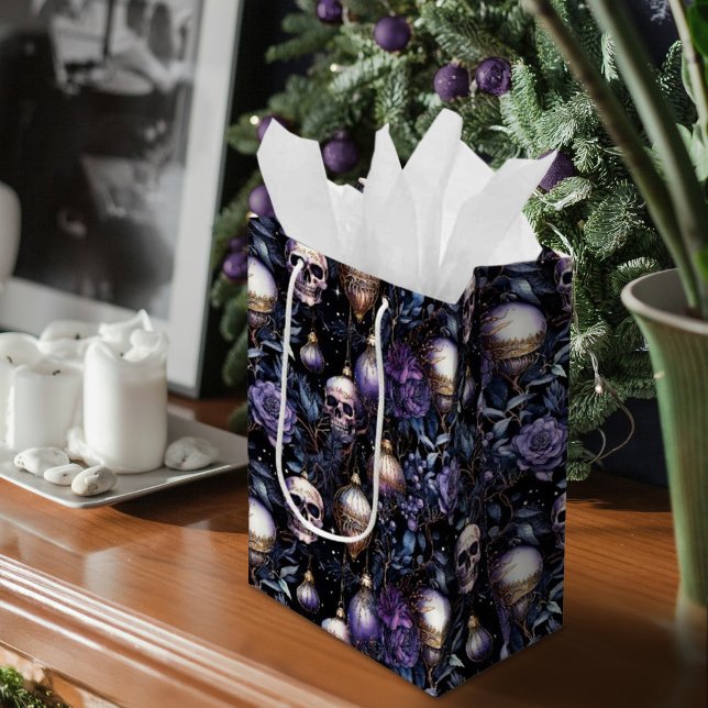 Sac Cadeau Moyen Crânes gothiques d'arbre de Noël Noir & Violet (Gothic Christmas Tree Skulls Black & Purple Medium Gift Bag)