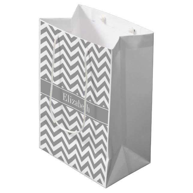 Sac Cadeau Moyen Dk Grey Blanc LG Chevron Dk Grey Nom Monogramme (Devant Angle)