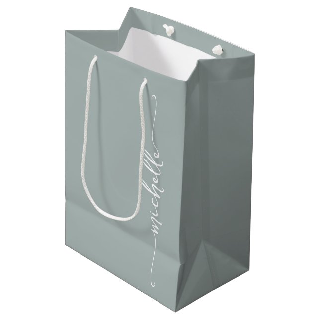 Sac Cadeau Moyen Écriture de nom de monogramme vert sauge élégant (Devant Angle)