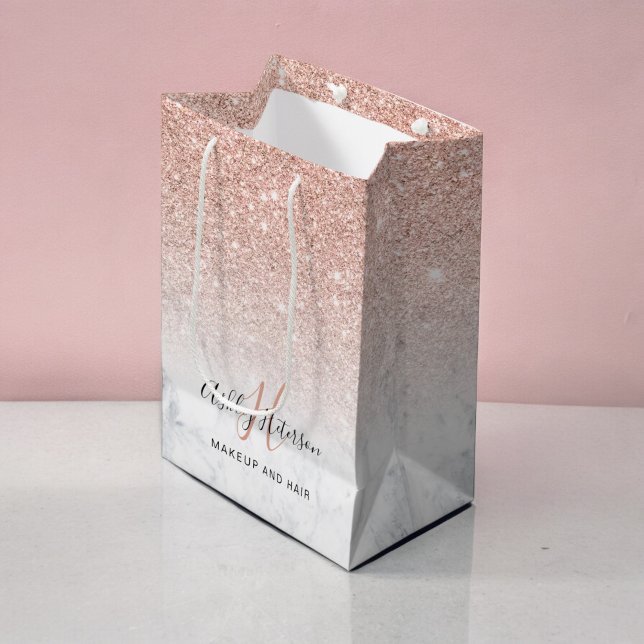 Sac Cadeau Moyen Écriture de parties scintillant or rose de maquill (Makeup monogram marble rose gold glitter script medium gift bag)