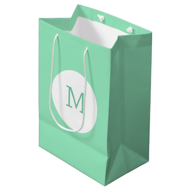 Sac Cadeau Moyen Élégant Mint vert couleur Monogramme Modèle modern (Devant Angle)
