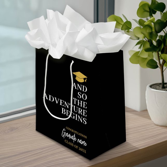 Sac Cadeau Moyen Et Donc L'Aventure Commence La Graduation Black Go (Custom Graduation Gift Bag with a pace for the graduate's name)