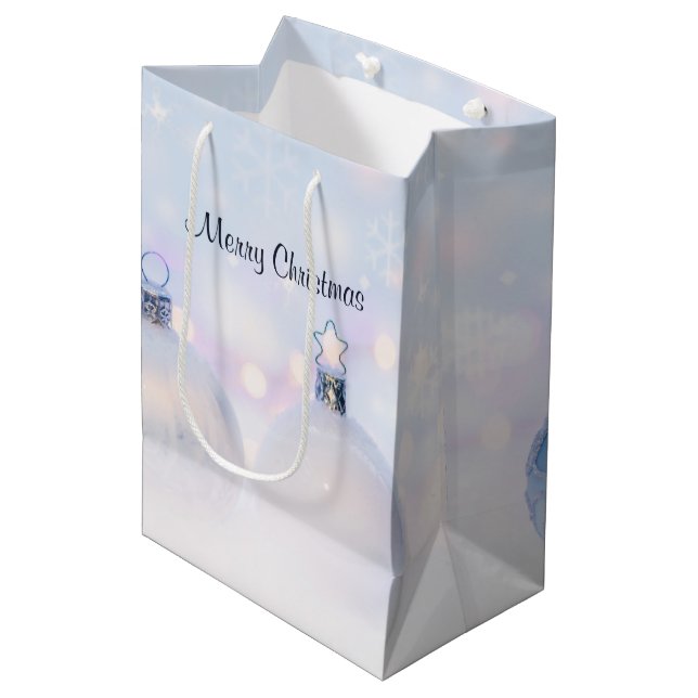 Sac Cadeau Moyen Festif boules de Noël en argent sur la neige (Devant Angle)