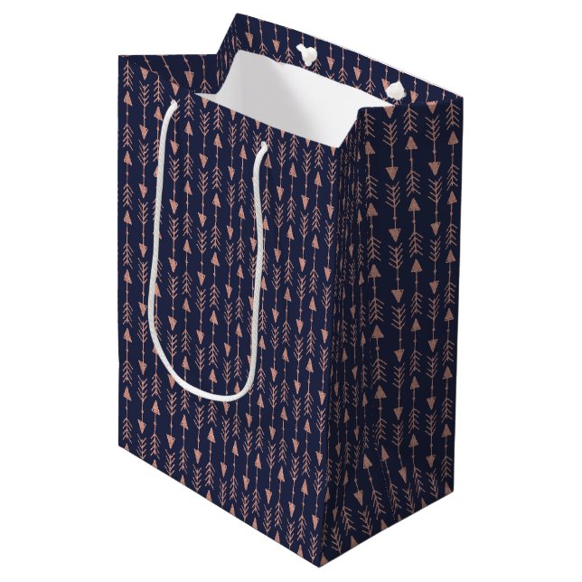 Sac Cadeau Moyen Flèches tribales roses Gold Foil Boho sur bleu mar (Devant Angle)
