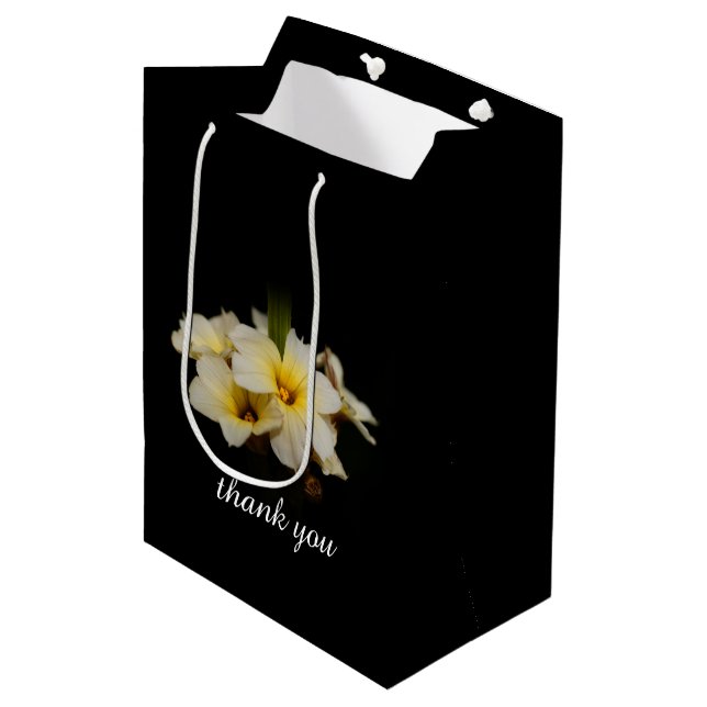 Sac Cadeau Moyen Fleurs élégantes en satin sur noir (Devant Angle)