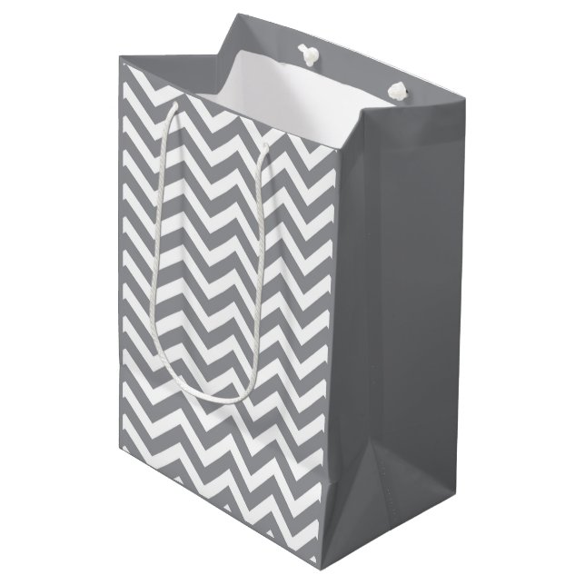 Sac Cadeau Moyen Gris & Blanc Chevron Épais Mariage Anniversaire V2 (Devant Angle)