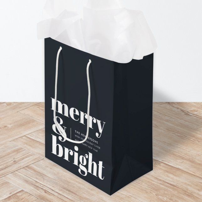 Sac Cadeau Moyen Joyeux et brillant Noir et Blanc tendance Noël (Add a cheerful twist to your Christmas gifts with this bold red Merry & Bright present bag)