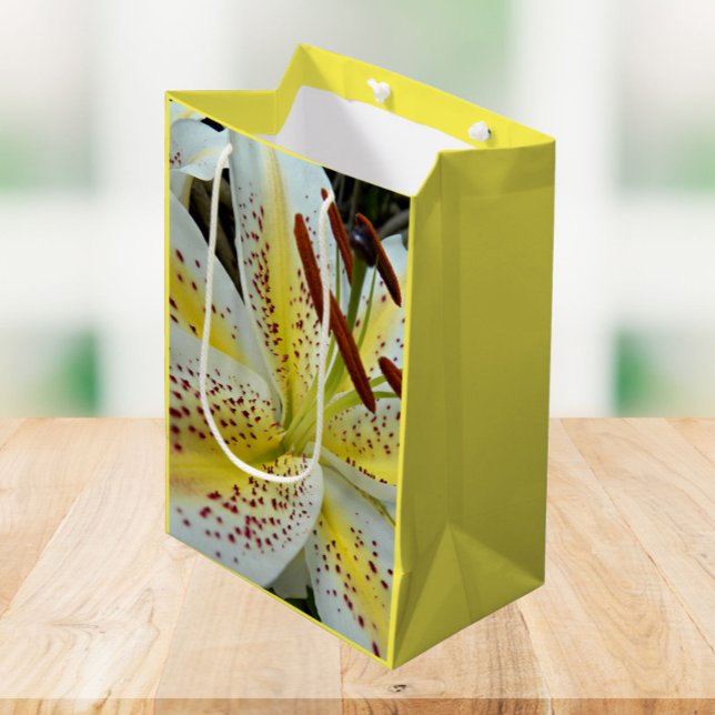 Sac Cadeau Moyen Lys orientaux blancs avec Starburst jaune Floral (In Situ)