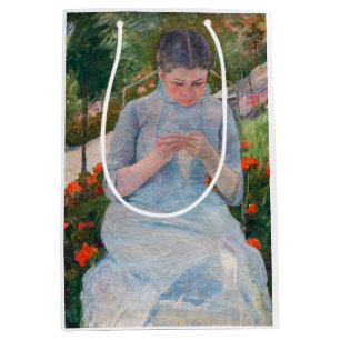 Sac Cadeau Moyen Mary Cassatt - Fille couture dans un jardin