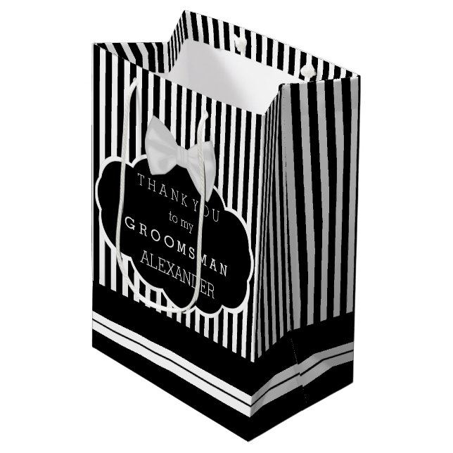 Sac Cadeau Moyen Merci Groomsman Stripes White Bow Cravate et nom (Devant Angle)