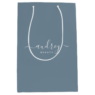 Sac Cadeau Moyen moderne Simple bleu poussiéreux Signature Typograp