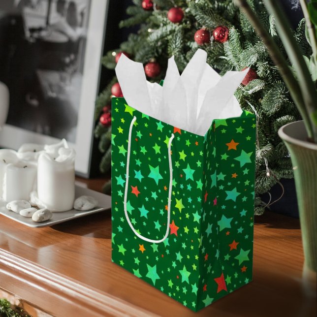 Sac Cadeau Moyen Motif traditionnel d'étoiles de vacances rouges et (Traditional Red and Green Holiday Stars Pattern Medium Gift Bag)