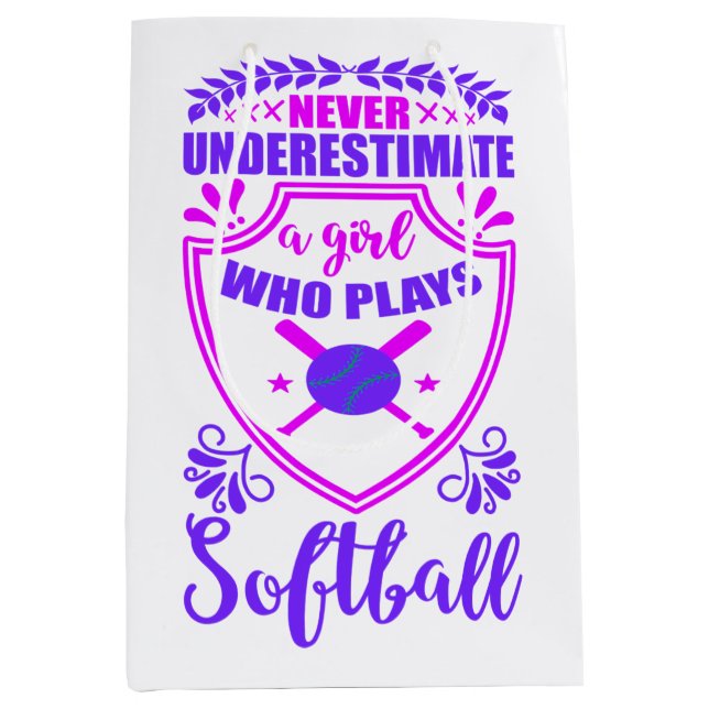 Sac Cadeau Moyen Never Underestimate A Girl Who Plays Softball   (Devant)