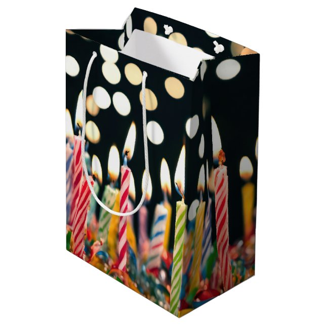 Sac Cadeau Moyen Nombreuses Bougies D'Anniversaire Sur Gâteau (Dos Angle)