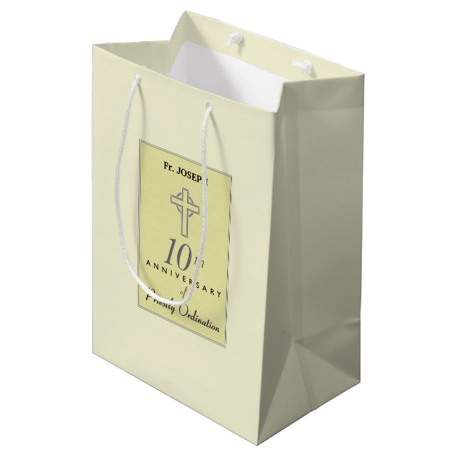 Sac Cadeau Moyen Personnaliser, 10e anniversaire du prêtre Embossé (Devant Angle)
