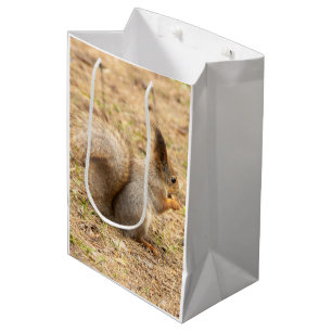 Sac Cadeau Moyen Photo d'un écureuil mignon mangeant une noix