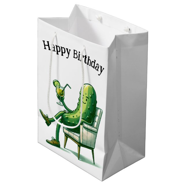 Sac Cadeau Moyen Picker D'Anniversaire Dans Une Chaise Avec Cocktai (Devant Angle)