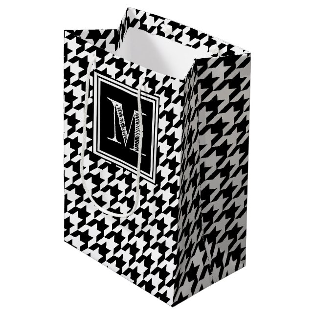 Sac Cadeau Moyen Pied de fond noir classique | Monogramme moderne (Devant Angle)