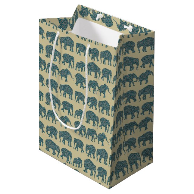 Sac Cadeau Moyen Rangées Eléphants de Paisley sur sac-cadeau moyen  (Devant Angle)