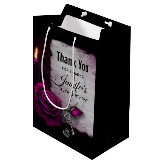 Sac Cadeau Moyen Rose gothique, bougie, parchemin et emplacement An (Devant Angle)