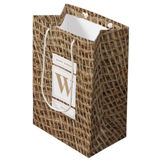 Sac Cadeau Moyen Rustic Burlap Monogramme Anniversaire initial (Devant Angle)