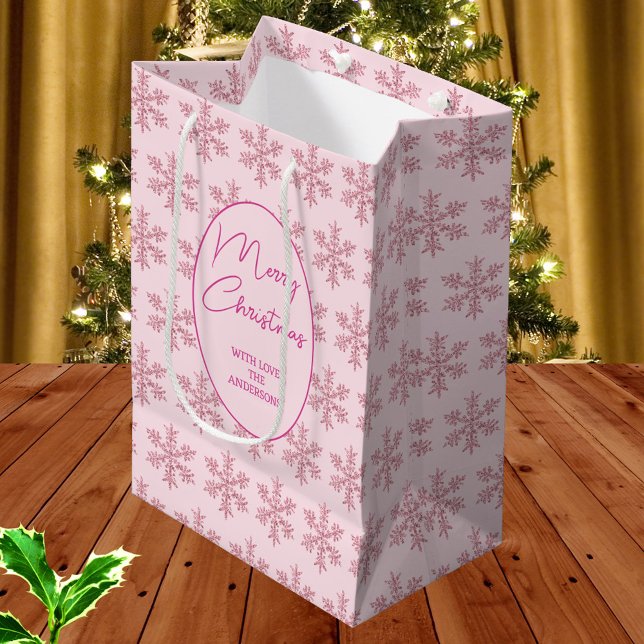 Sac Cadeau Moyen Snowflake Pink Glam Motif Script de Noël (Up your gifting game with designer gift bags in a chic pattern of pink faux glitter snowflakes)