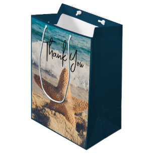 Sac Cadeau Moyen Starfish sur une plage de sable Photo