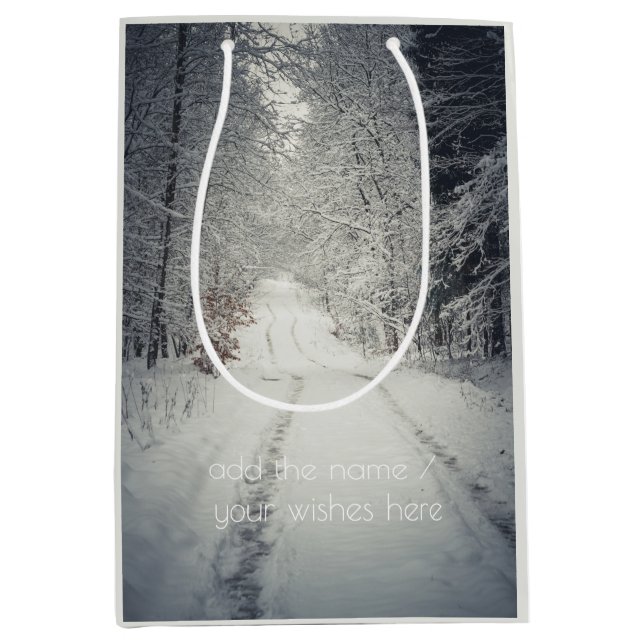 Sac Cadeau Moyen Traverser une forêt d'hiver enneigée (Devant)