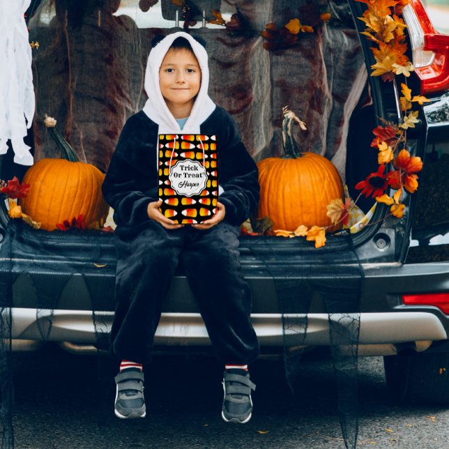 Sac Cadeau Moyen Trick ou traitement personnalisé de bonbons d'Hall (Giant crazy candy corn adorn this trick or treat bag. Personalize with your kiddo's name!)